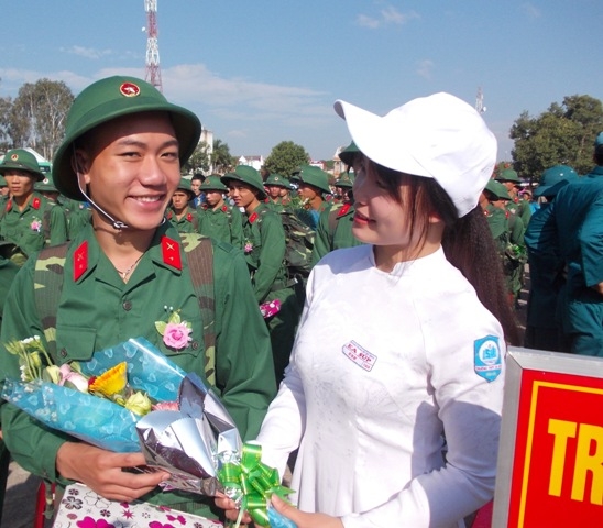 Nữ sinh huyện Ea Súp tặng hoa chúc mừng tân binh lên đường nhập ngũ.   Ảnh: H. Tuyết