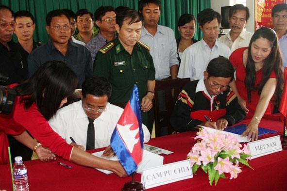 Lãnh đạo xã Krông Na (huyện Buôn Đôn, tỉnh Đắk Lắk) và xã Sơ Re Hui (huyện Koh Nhéc, tỉnh Mondulkiri) ký Bản ghi nhớ tại lễ kết nghĩa.