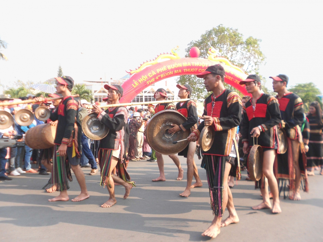 Biểu diễn cồng chiêng tại Lễ hội đường phố trong khuôn khổ Lễ hội Cà phê Buôn Ma Thuột lần thứ 4 năm 2013