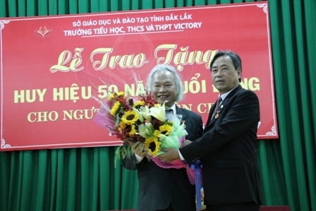 Lãnh đạo Đảng ủy  phường Tự An (TP. Buôn Ma Thuột)  nơi đảng viên Nguyễn Chiến sinh hoạt tặng hoa chúc  mừng.