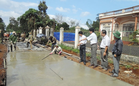 Thi công đường giao thông nông thôn tại xã Ea Tul, huyện Cư M’gar . 
