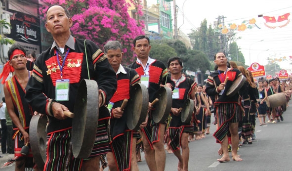 Đoàn nghệ nhân Đắk Lắk diễn tấu cồng chiêng tại Liên hoan Nghệ thuật Dân gian Tây Nguyên tổ chức ở Kon Tum  tháng 4-2016.      Ảnh: H. Gia