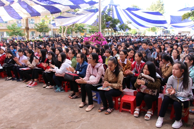 Đông đảo học sinh chăm chú lắng nghe thông tin tuyển sinh.