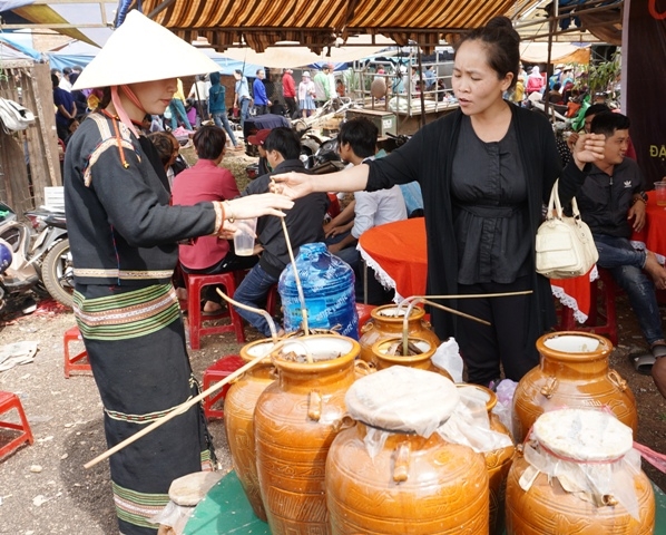 Du khách thưởng thức rượu cần tại lễ hội.