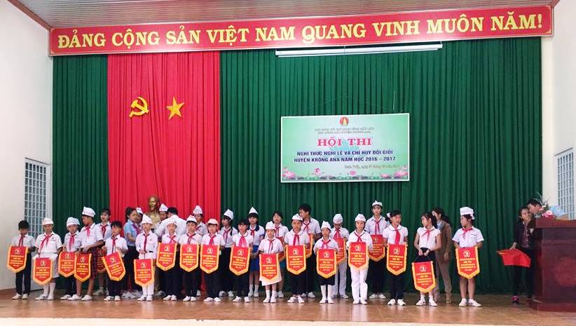 Ban tổ chức trao giải toàn đoàn cho các đơn vị tham gia thi đấu.