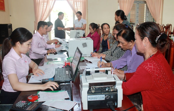 Ngân hàng Chính sách xã hội Việt Nam Chi nhánh Đắk Lắk giao dịch lưu động tại phường Tân An (TP. Buôn Ma Thuột).   Ảnh: N. Xuân