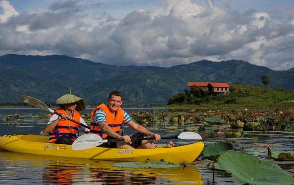 Khách du lịch chèo thuyền Kayak dạo chơi trên hồ Lắk.  