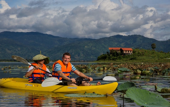 Khách du lịch chèo thuyền Kayak dạo chơi trên hồ Lắk.  