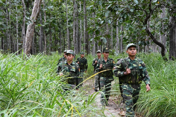 Cán bộ, chiến sĩ Đồn Biên phòng Sêrêpốk tuần tra, bảo vệ biên giới. 