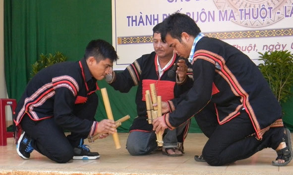 Nghệ nhân trẻ buôn Akô D'hông diễn tấu Đing Pơng. 