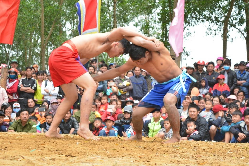 Hai đô vật tranh tài trong một keo đấu tại Hội vật truyền thống xã Vụ Bổn. 