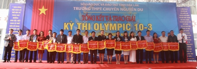Ban tổ chức trao Cờ lưu niệm cho các trường có học sinh dự thi.