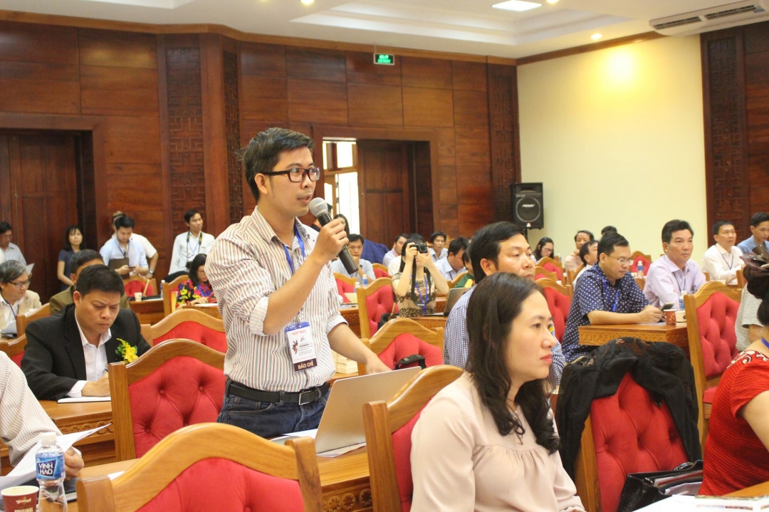 Phóng viên đặt câu hỏi cho Ban tổ chức Lễ hội