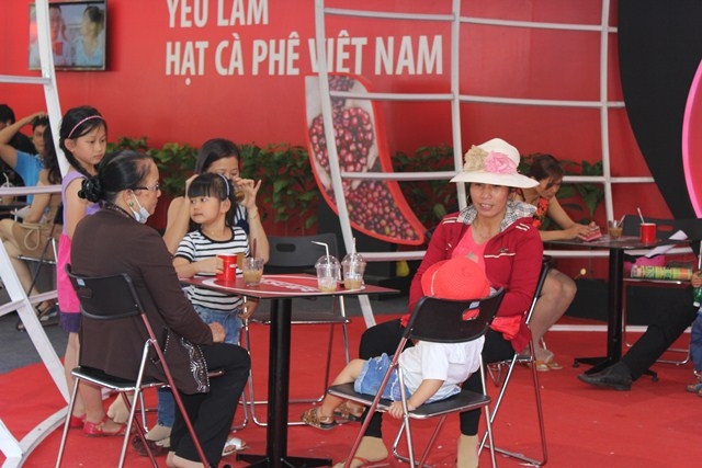 Người dân thưởng thức cà phê tại Lễ hội Cà phê Buôn Ma Thuột lần thứ 5 năm 2015