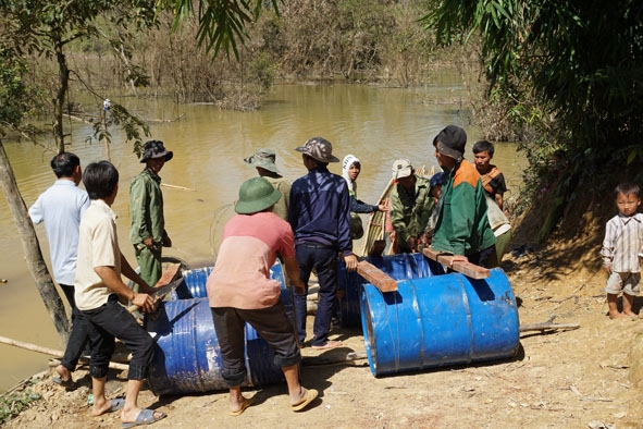 Kinh tế còn khó khăn nhưng người dân thôn Ea Rớt vẫn phải góp tiền và ngày công để làm cầu tạm. 