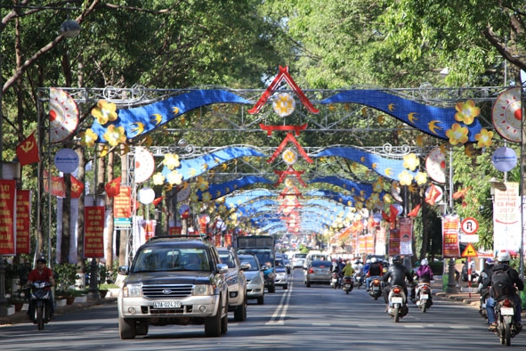 Đường phố Buôn Ma Thuột được trang hoàng chào mừng kỷ niệm 42 năm Chiến thắng Buôn Ma Thuột (10-3-1975 - 10-3-2017)  và Lễ hội Cà phê Buôn Ma Thuột lần thứ 6 ...  Ảnh: H. Gia