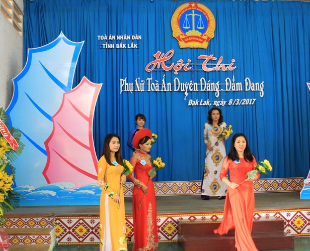 Phần thi trình diễn trang phục của các thí sinh.