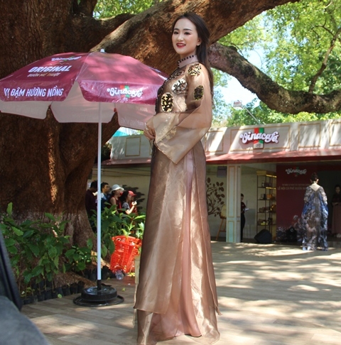 … quả cà phê trên tà áo dài truyền thống