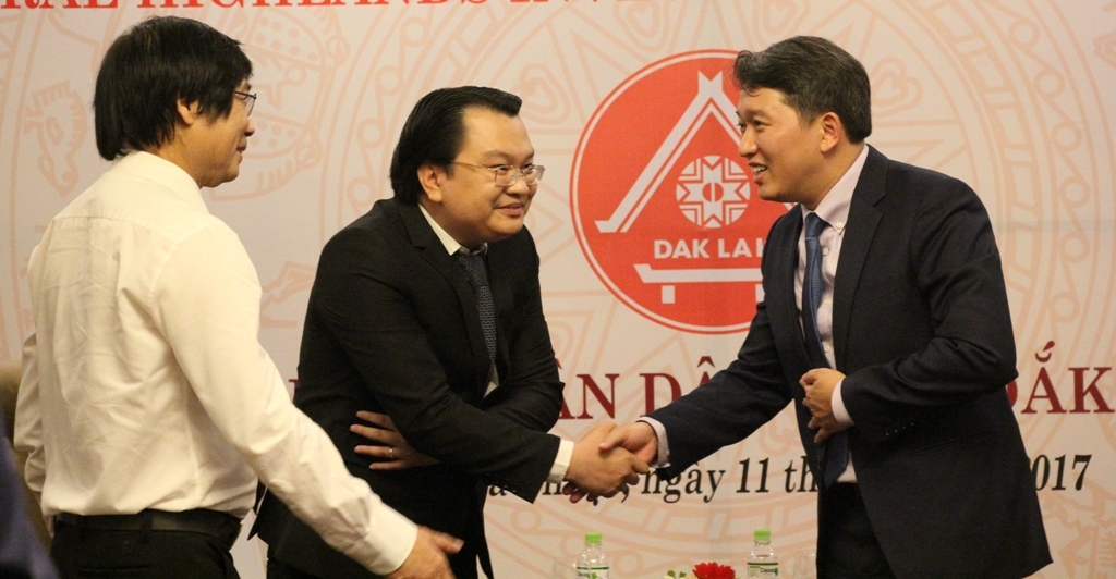 Cái bắt tay hợp tác giữa Phó Chủ tịch Thường trực UBND tỉnh Nguyễn Hải Ninh và đại diện Công ty Cổ phần Đầu tư Xây dựng và Thương mại VN Đà Thành