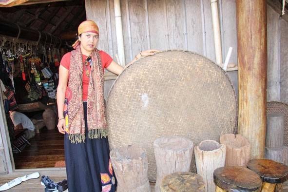 Những chiếc cối giã gạo bằng gỗ được trưng bày tại quán cà phê Arul.