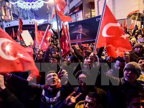 Người dân Thổ Nhĩ Kỳ biểu tình bên ngoài lãnh sự quán Hà Lan ở Istanbul. (Nguồn: AFP/TTXVN)