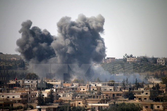 Khói bốc lên sau một đợt không kích ở Syria. (Ảnh: AFP/TTXVN)