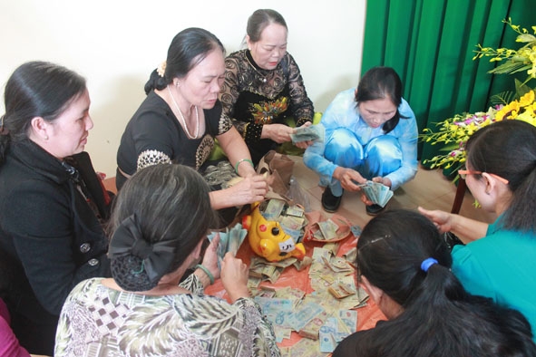Chi hội phụ nữ tổ dân phố 5 (phường Tân An) kiểm tiền từ “Heo đất tiết kiệm” tại Hội thi “Đập heo đất” dịp 8-3-2017.