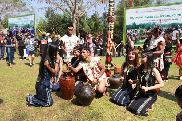 Một nghi lễ trong Lễ Mừng lúa mới của người H'ho S'rê.   