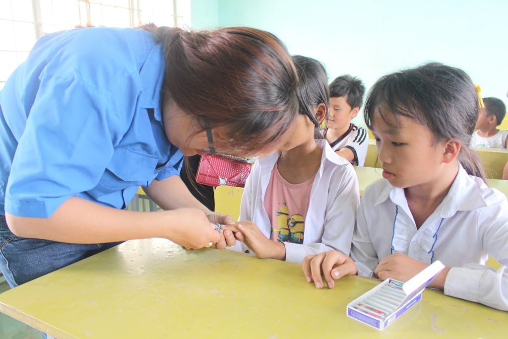 bấm móng tay