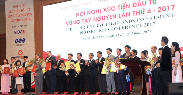  Đại diện lãnh đạo UBND tỉnh Đắk Lắk trao chứng nhận đầu tư cho các doanh nghiệp  tại Hội nghị  xúc tiến đầu tư  khu vực  Tây Nguyên  lần thứ 4  năm 2017.