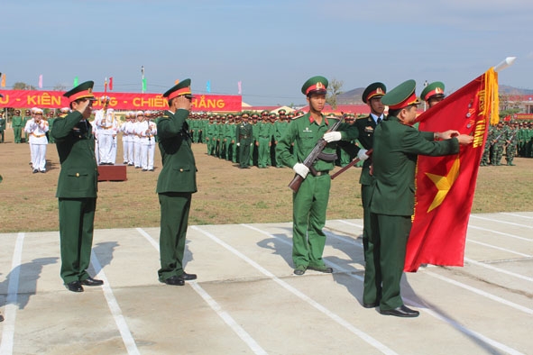 Lãnh đạo Quân đoàn gắn Huân chương Bảo vệ Tổ quốc hạng Ba lên quân kỳ Quyết thắng của Trung đoàn 66.  