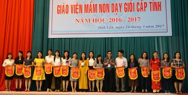 Ban tổ chức trao cờ lưu niệm cho các đơn vị tham gia Hội thi. 