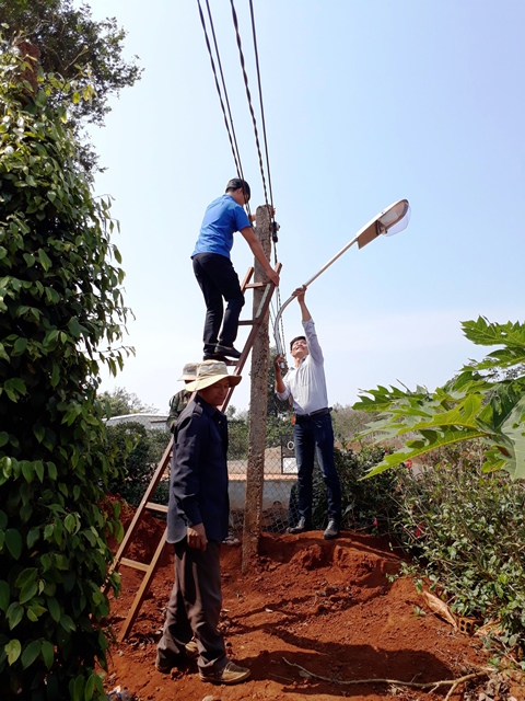 Đoàn viên, thanh niên và người dân thôn Giang Phong tham gia xây dựng công trình.