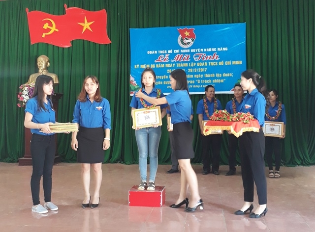 Ban Thường vụ Huyện đoàn Krông Năng trao giấy khen cán bộ, công chức trẻ tiêu biểu trong phong trào “3 trách nhiệm” giai đoạn 2015 – 2017.