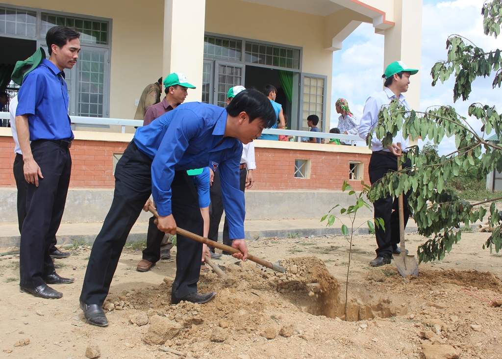 Đoàn viên thanh niên trồng cây xanh phân tán tại điểm Trường Tiểu học Cẩm Phong, xã Hòa Phong, huyện Krông Bông