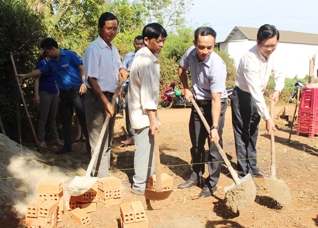 Các đại biểu khởi công xây dựng nhà