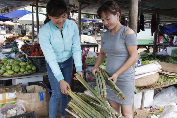 Người dân chọn mua đọt mây tại chợ buôn Chàm A, xã Cư Đrăm (huyện Krông Bông). 