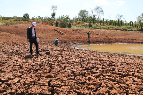 Một hồ thủy lợi trên địa bàn huyện Ea H'leo bị cạn nước trong đợt hạn năm 2016.  