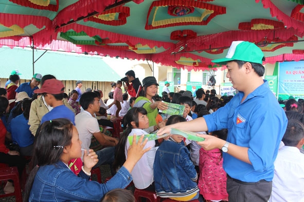 ĐVTN Đoàn cơ sở Sở Nông nghiệp và Phát triển nông thôn phát tờ rơi tuyên truyền bảo vệ môi trường tại xã Hòa Phong, huyện Krông Bông.  