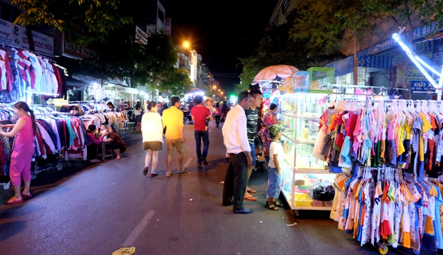 Chợ đêm Buôn Ma Thuột tấp nập người mua bán.