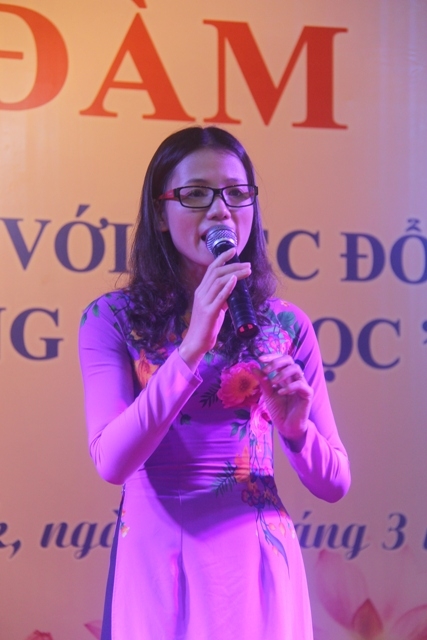 Cô Ngọ Thị Hiền đang kể câu chuyện "10 cô gái ở Ngã ba Đồng Lộc"
