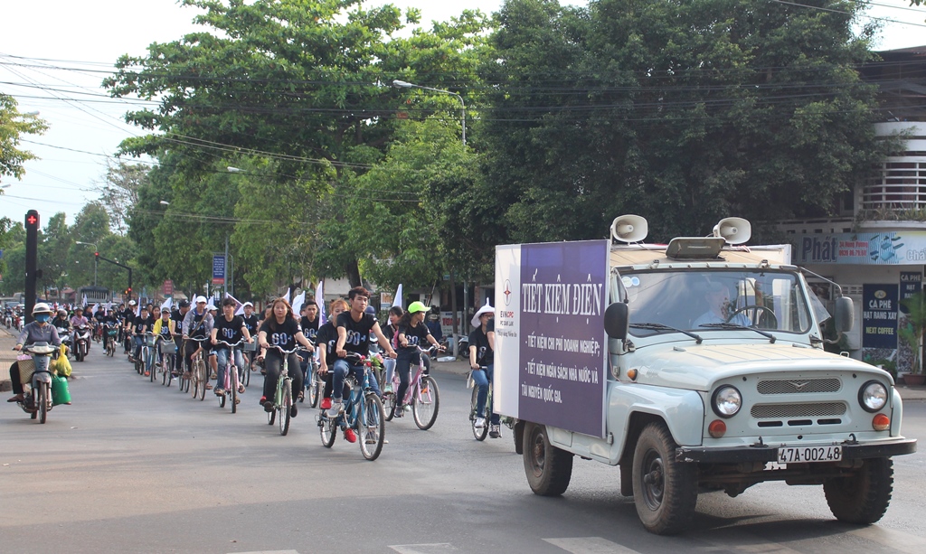 Đoàn viên thanh niên TP. Buôn Ma Thuột diễu hành tuyên truyền hưởng ứng Giờ Trái đất