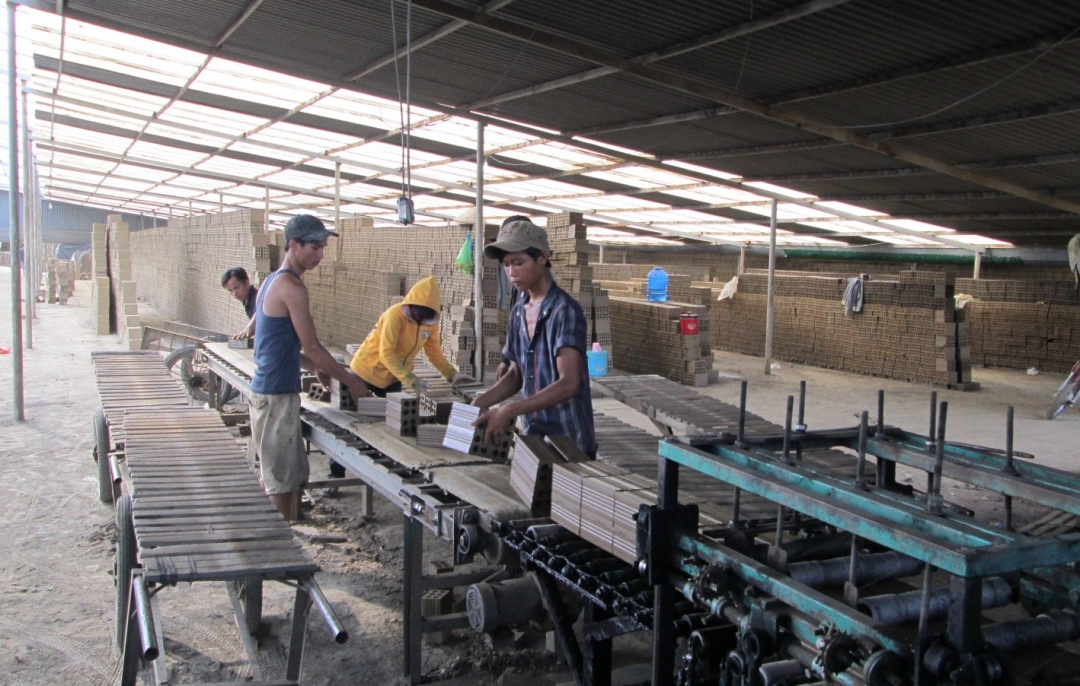Vật liệu xây dựng là sản phẩm công nghiệp nông thôn đáng chú ý của huyện Krông Ana
