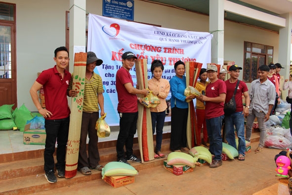 Đại diện nhóm Ước mơ Tây Nguyên trao quà cho các hộ gia đình khó khăn tại xã Cư M’lan, huyện Ea Súp.  