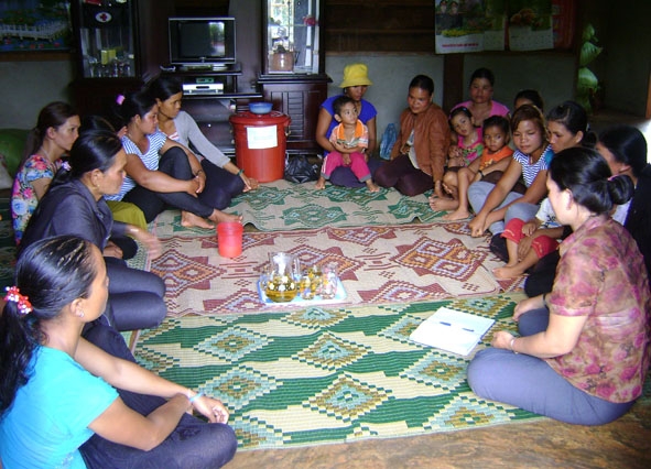 Chi hội phụ nữ buôn Húk A (xã Cư M’gar, huyện Cư M’gar) lồng ghép tuyên truyền Luật Hôn nhân gia đình, công tác phòng, chống bạo lực gia đình trong các buổi sinh hoạt. 