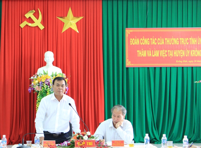 Bí thư Tỉnh ủy Êban Y Phu phát biểu kết luận buổi làm việc.