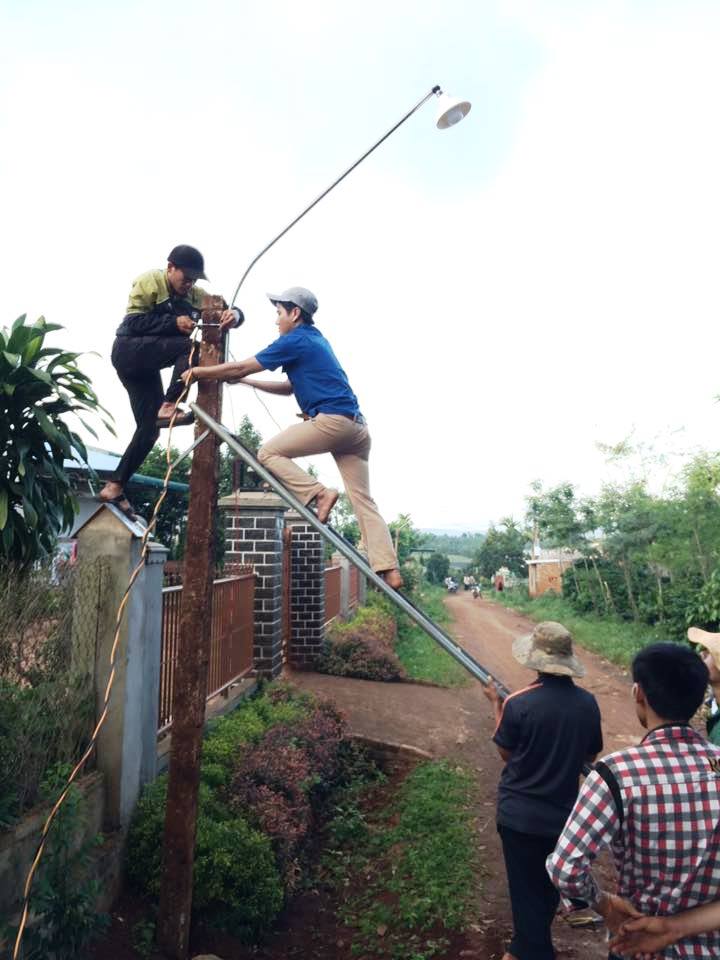 Đoàn viên, thanh niên tham gia xây dựng công trình 