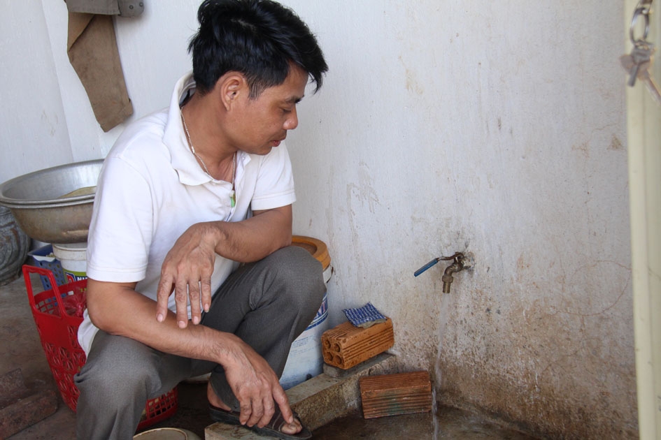 Người dân lo lắng nước giếng khoan tại khu tái định cư không đảm bảo vệ sinh. 