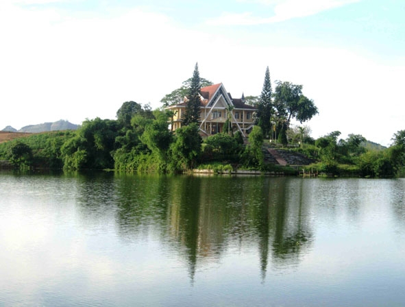 Vẻ đẹp  thanh bình  ở Ao Châu  là không gian nghỉ dưỡng  lý tưởng  cho du khách. 