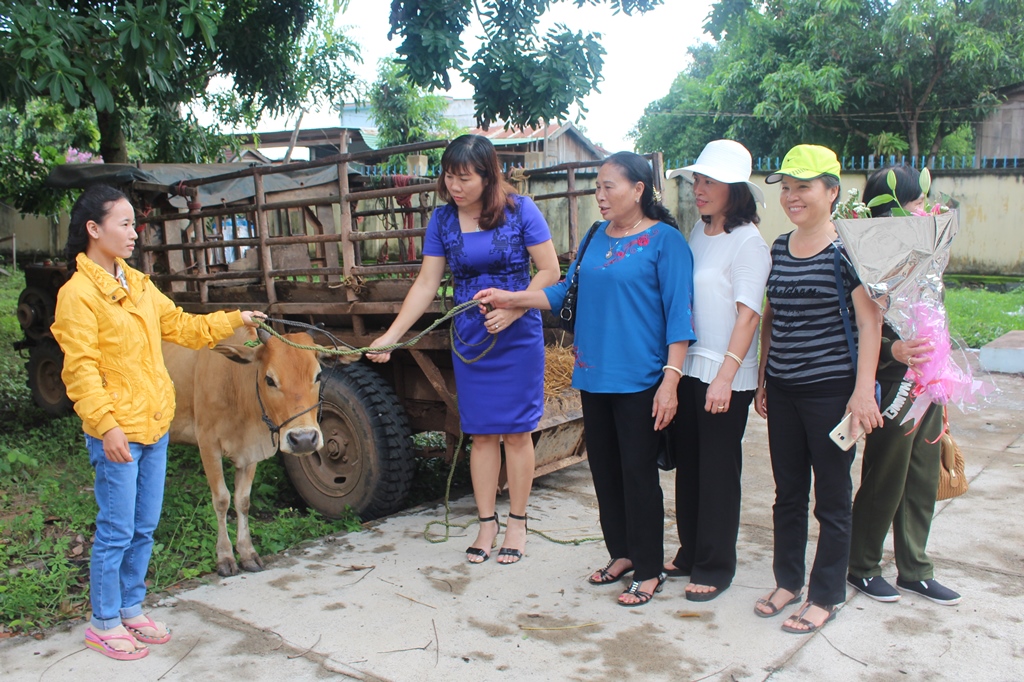 Các thành viên Câu lạc bộ Nữ doanh nhân tỉnh trao bò sinh sản cho phụ nữ nghèo tại huyện Ea Súp